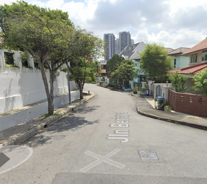 For Sale - ❤️GIANT⚡️Luxury 4 Levels Semi-D House w Basement, Attic, Pool and Home Lift.