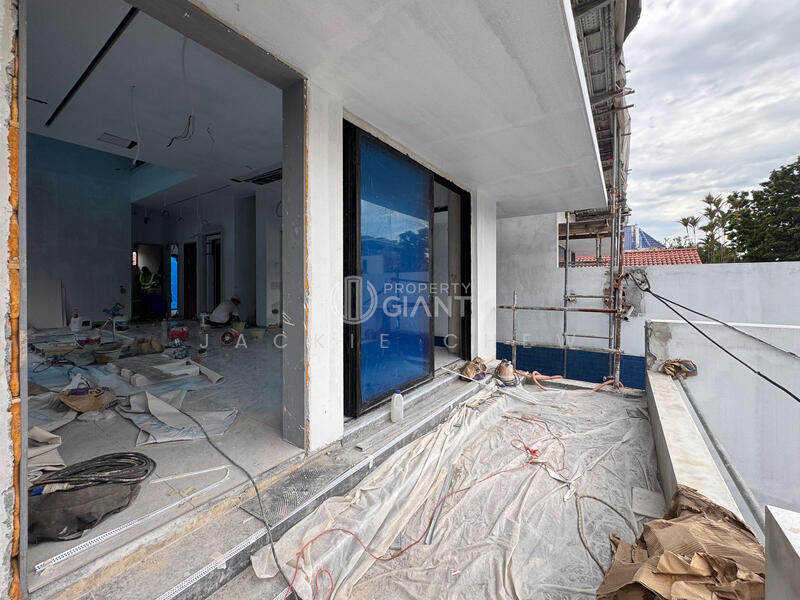 For Sale - ❤️GIANT⚡️Luxury 4 Levels Semi-D House w Basement, Attic, Pool and Home Lift.