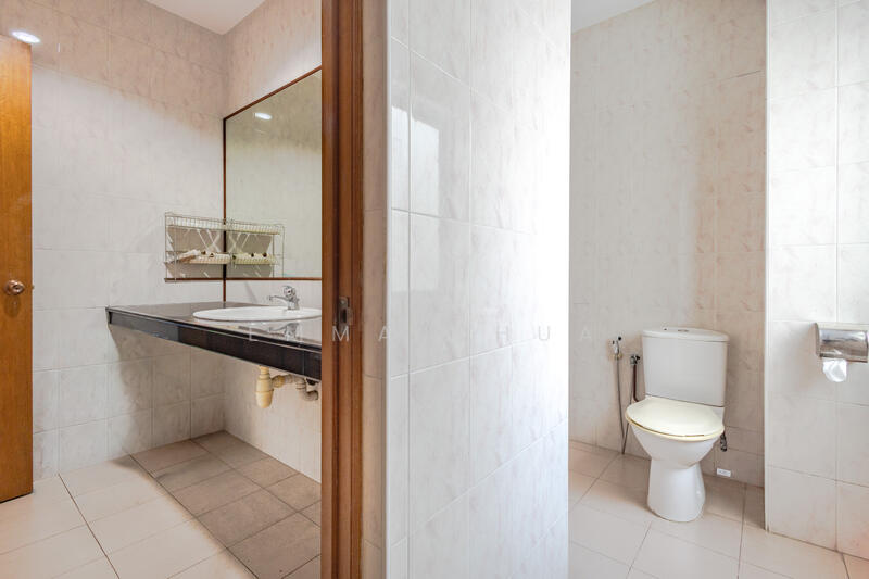 Level 2 Common Bathroom