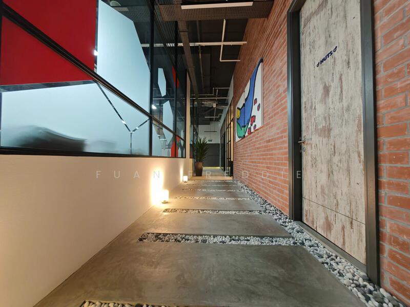 B1 Nicely Fitted Ancillary Office Aircon Carpet High Ceiling Free Shuttle Bus to Pasir Panjang MRT, , 18,137 sqft, Light Industrial (B1) For Rent, by Fuan Freddie, 60176711 - Corridor - CommercialGuru.com.sg