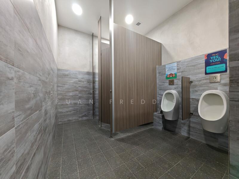 B1 Nicely Fitted Ancillary Office Aircon Carpet High Ceiling Free Shuttle Bus to Pasir Panjang MRT, , 18,137 sqft, Light Industrial (B1) For Rent, by Fuan Freddie, 60176711 - Bathroom - CommercialGuru.com.sg
