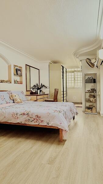 Master bedroom can fit 2 wardrobes !