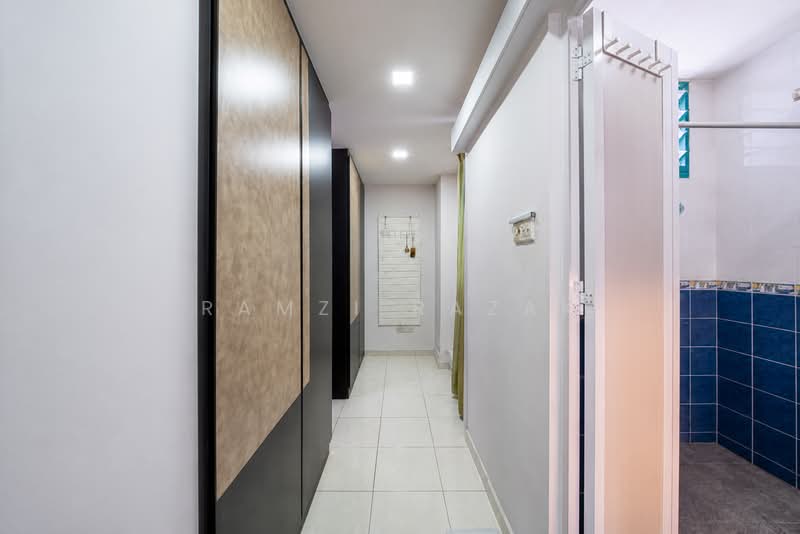 484 Segar Road, 484 Segar Road, 4 Bedrooms, 1,377 sqft, HDB Flat For Sale, by Ramzi Razak, 60177125 - Corridor - PropertyGuru.com.sg