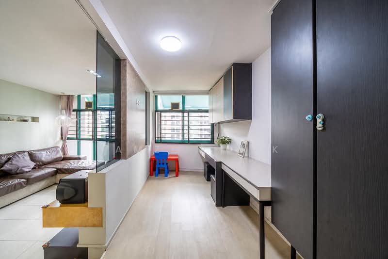 484 Segar Road, 484 Segar Road, 4 Bedrooms, 1,377 sqft, HDB Flat For Sale, by Ramzi Razak, 60177125 - Living Room - PropertyGuru.com.sg