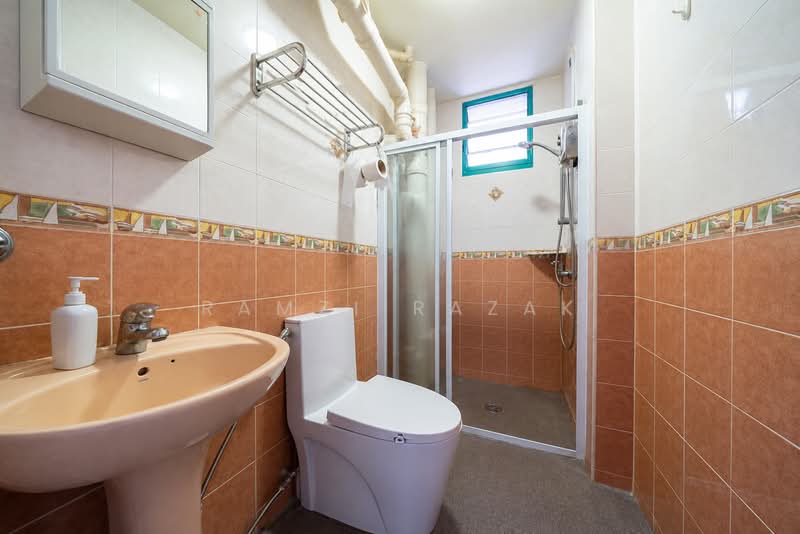 484 Segar Road, 484 Segar Road, 4 Bedrooms, 1,377 sqft, HDB Flat For Sale, by Ramzi Razak, 60177125 - Bathroom - PropertyGuru.com.sg
