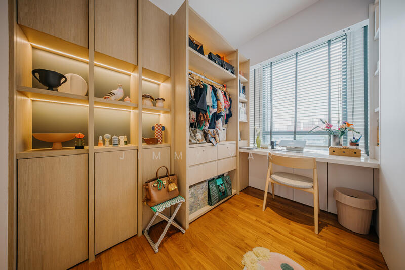 Walk in wardrobe & study