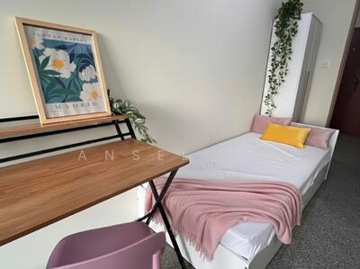 For Rent - 4-min walk from Bedok Reservoir MRT - Common Room with Balcony Access!