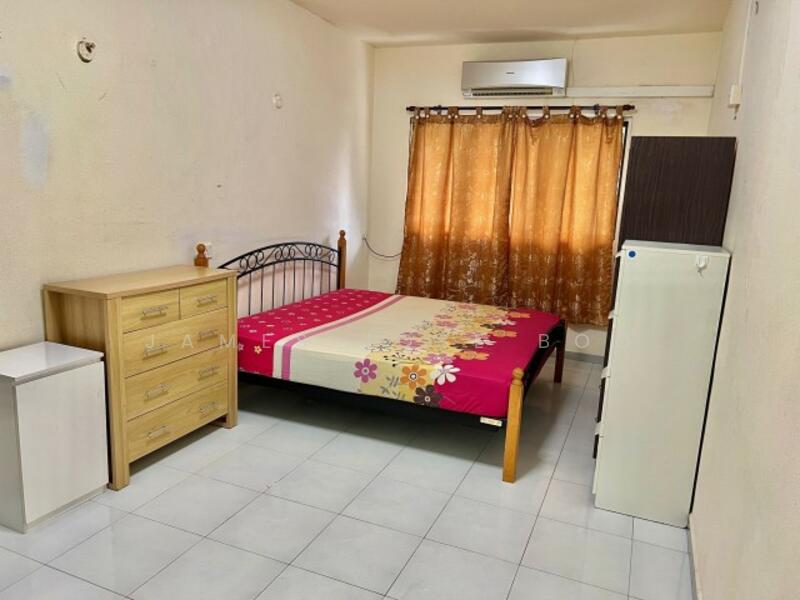 walk up master room wt toilet