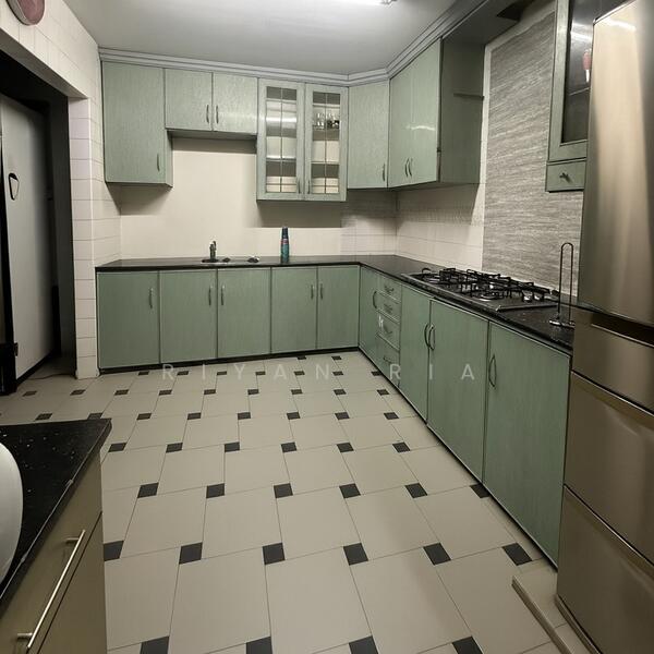 Huge kitchen which can convert to open concept