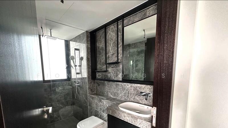 Jack & Jill Bathroom with window