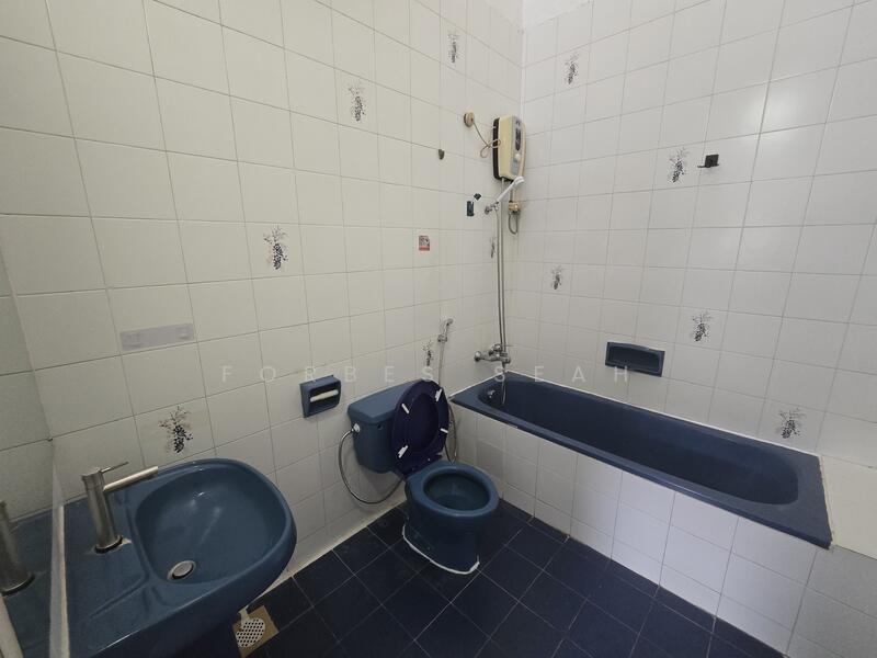 2nd Storey Master Bathroom