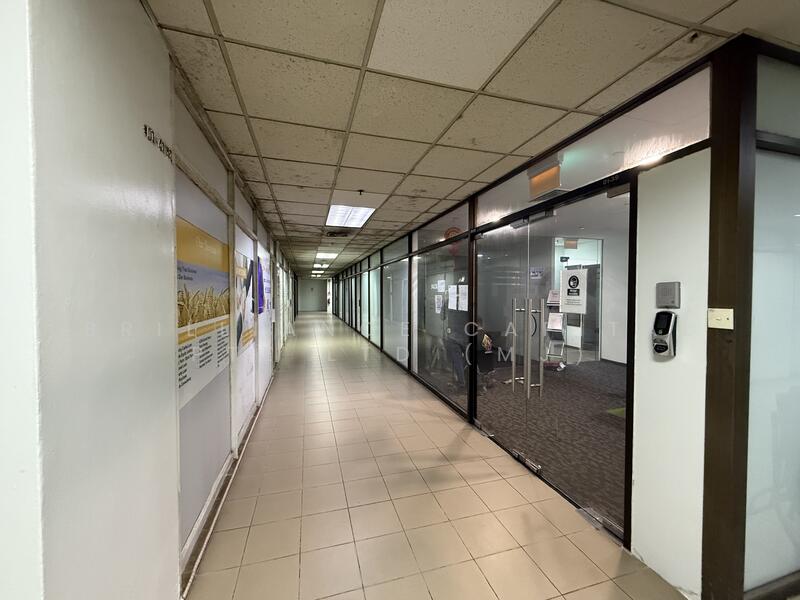 Manhattan House, 151 Chin Swee Rd, 5,963 sqft, Other Retail For Sale, by MJ ZHUO, 60179069 - Hallway - CommercialGuru.com.sg