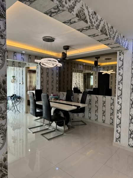 529 Jurong West Street 52 HDB Flat For Sale at S$ 700,000 | PropertyGuru Singapore - Dining Room