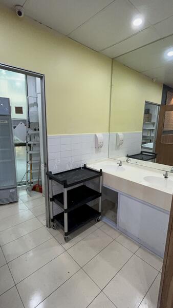 Lucky Plaza, 304 Orchard Road, 1,152 sqft, Other Retail For Rent, by Gupta Sameer Raj, 60179477 - Bathroom - CommercialGuru.com.sg