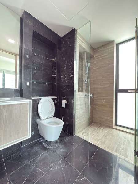 J Gateway, 2 Gateway Drive, 1 Bedroom, 474 sqft, Condominium For Rent, by Eugene Lim, 60179792 - Bathroom - PropertyGuru.com.sg