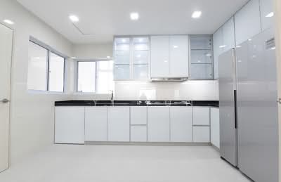 For Rent - Nassim Jade