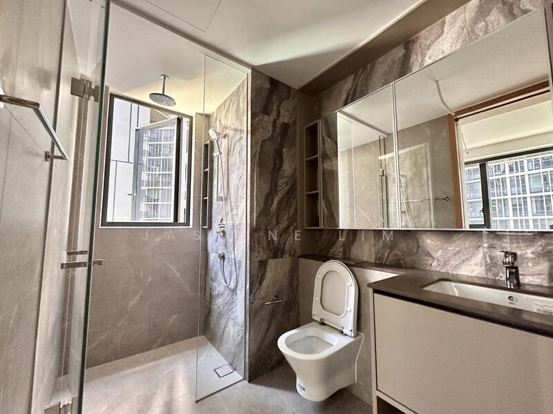 Master Bathroom w window