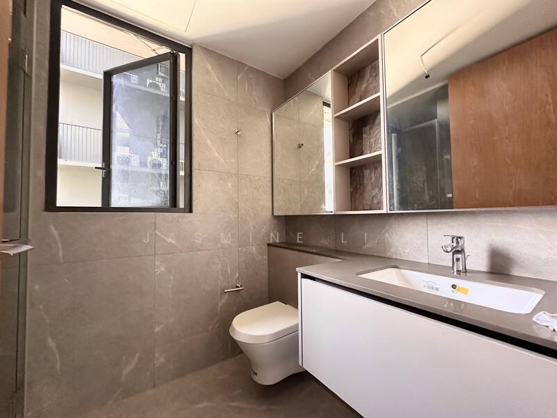 Common bathroom w window