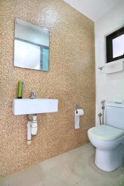 1st Level: Good size common bathroom