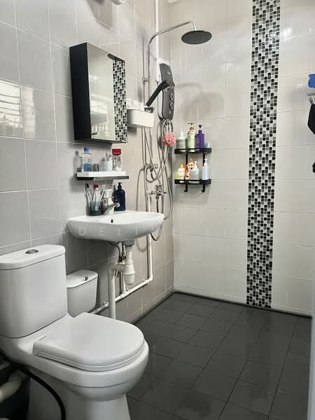 339 Bukit Batok Street 34, 339 Bukit Batok Street 34, 3 Bedrooms, 1,108 sqft, HDB Flat For Sale, by Adeline Lim, 60180815 - Bathroom - PropertyGuru.com.sg