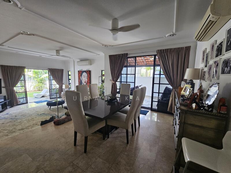 Spacious Dining Area