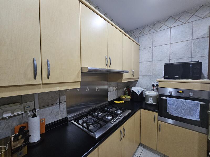 Full Kitchen- lots of storage