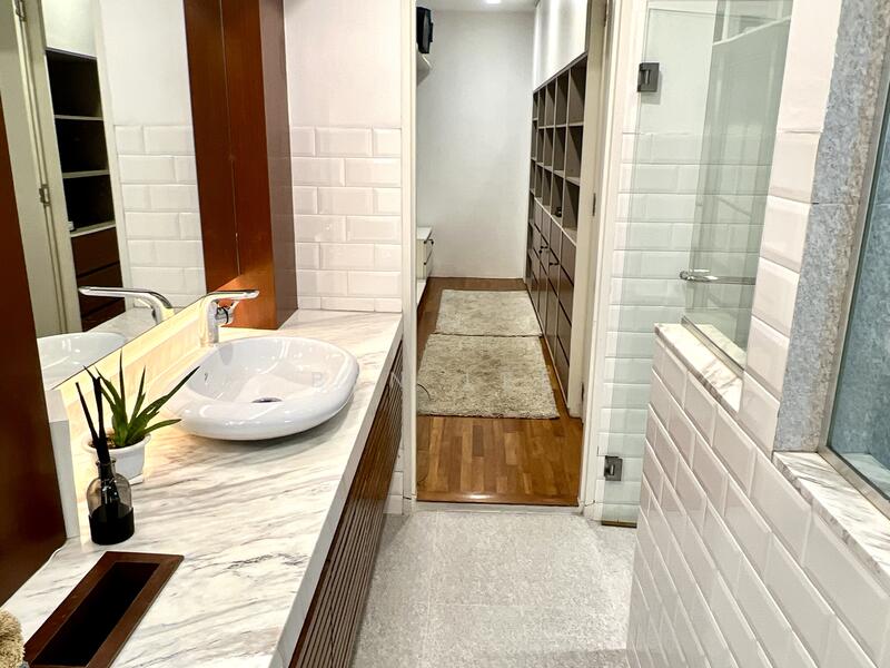 Master room bathroom