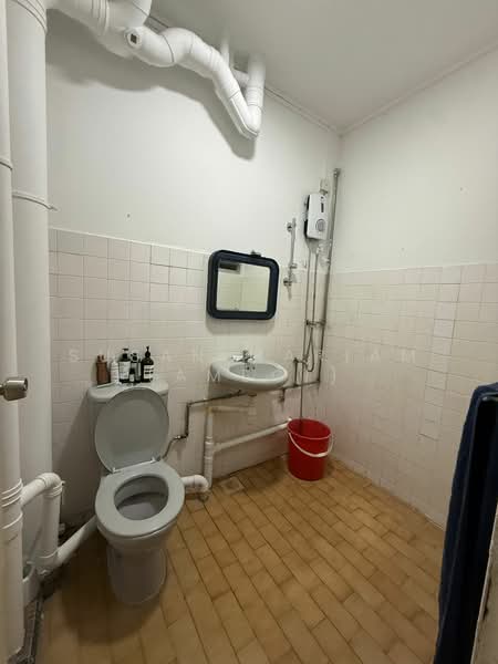 817 Tampines Street 81, 817 Tampines Street 81, 2 Bedrooms, 785 sqft, HDB Flat For Rent, by Susan Mariam (Amboi), 60182725 - Master Bathroom - PropertyGuru.com.sg