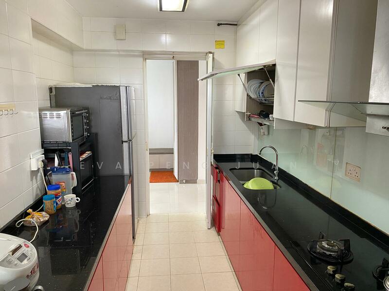 425 Clementi Avenue 1 HDB Flat For Sale at S$ 1,290,000 | PropertyGuru Singapore - Kitchen