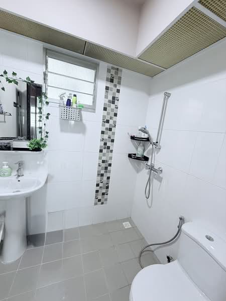 490A Choa Chu Kang Avenue 5, 490A Choa Chu Kang Avenue 5, 3 Bedrooms, 1,001 sqft, HDB Flat For Sale, by Jane Francis, 60183475 - Common Bathroom - PropertyGuru.com.sg