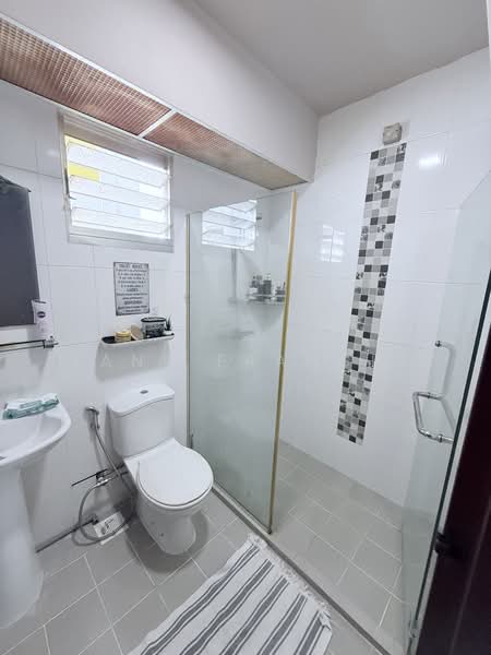 490A Choa Chu Kang Avenue 5, 490A Choa Chu Kang Avenue 5, 3 Bedrooms, 1,001 sqft, HDB Flat For Sale, by Jane Francis, 60183475 - Attached Bathroom - PropertyGuru.com.sg