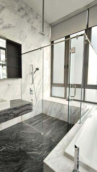 Master Bath with Bathtub