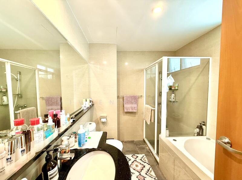 Master Bathroom with bathtub/jacuzzi