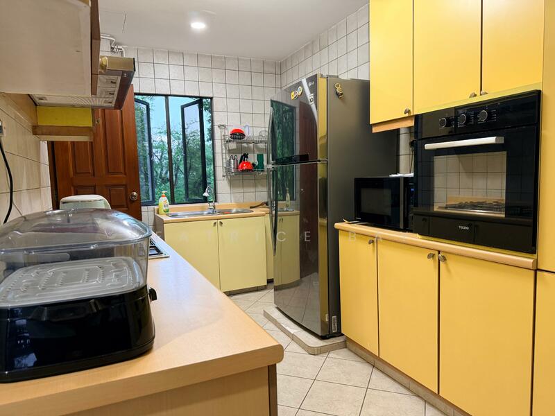 Kitchen with new oven 