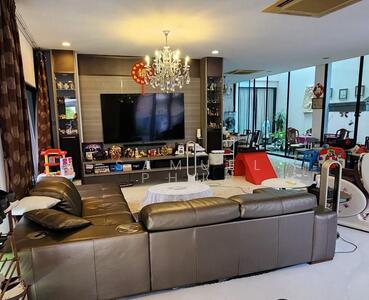 For Sale - Opulent semi-d D15