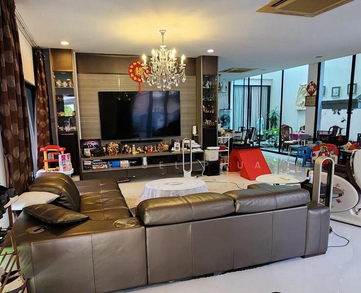 For Sale - Opulent semi-d D15