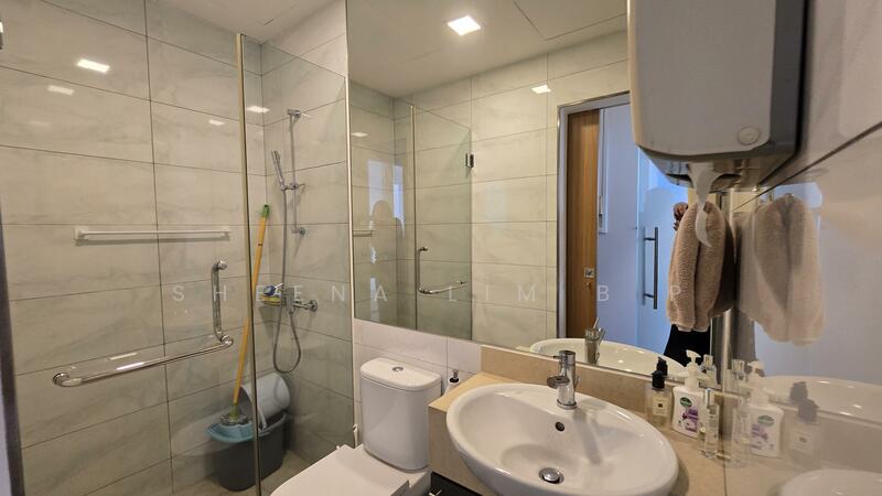 The Central, 6 Eu Tong Sen Street, 872 sqft, Office For Sale, by Sheena Lim B P, 60184552 - Bathroom - CommercialGuru.com.sg