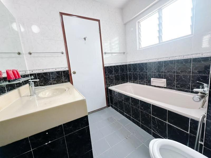 Melville Park, 18 Simei Street 1, Pasir Ris / Tampines, Room Rental, 200 sqft, Apartment For Rent, by David, 60185088 - Bathroom - PropertyGuru.com.sg