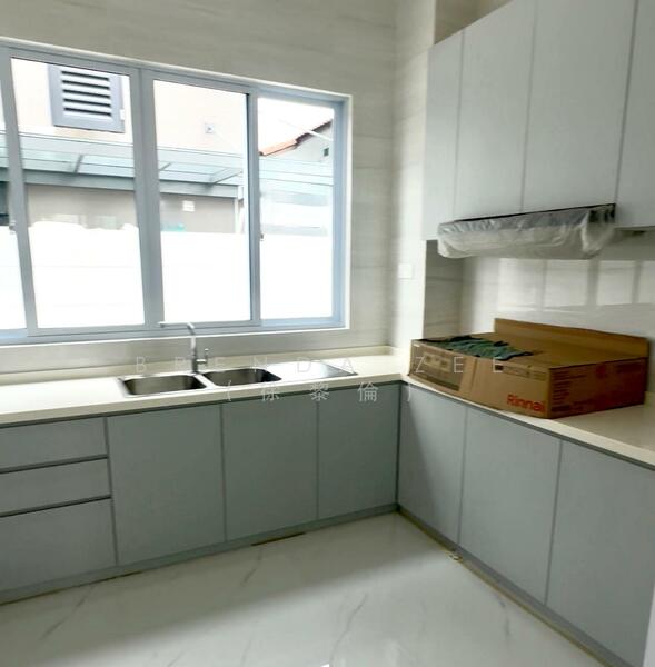 Freehold 3-storey semi-detached for sale