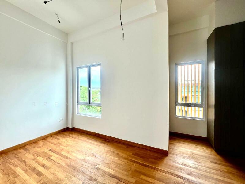 Freehold 3-storey semi-detached for sale