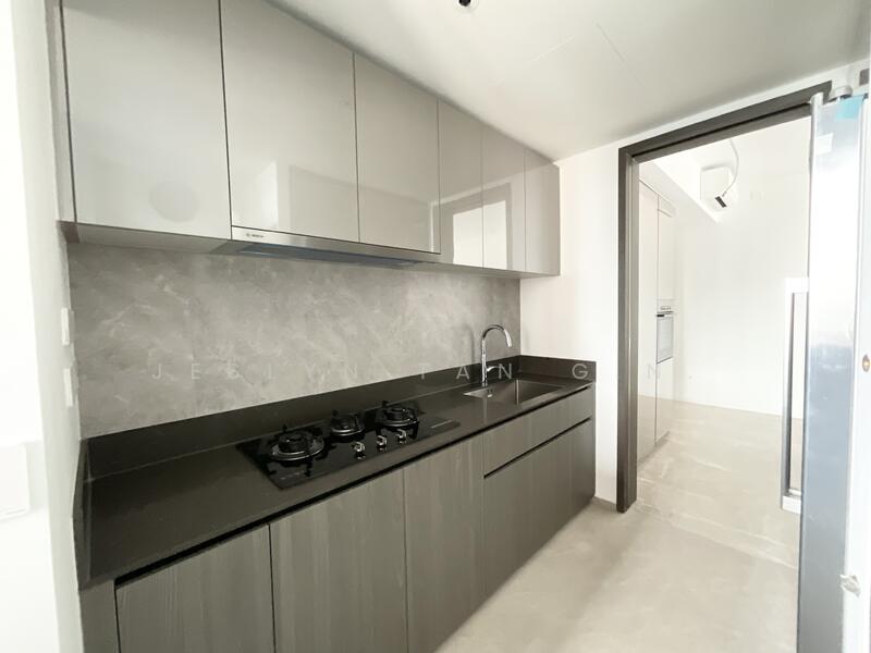 Main Kitchen with Oven and Big Fridge 