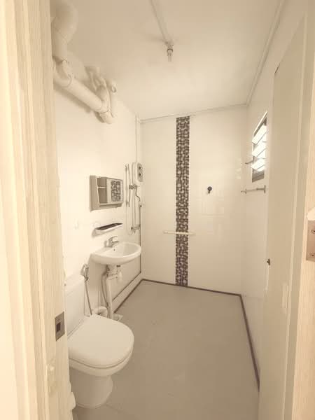 273 Yishun Street 22 HDB Flat For Sale at S$ 538,000 | PropertyGuru Singapore - Master Bathroom