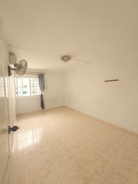 273 Yishun Street 22 HDB Flat For Sale at S$ 538,000 | PropertyGuru Singapore - Common Room 1