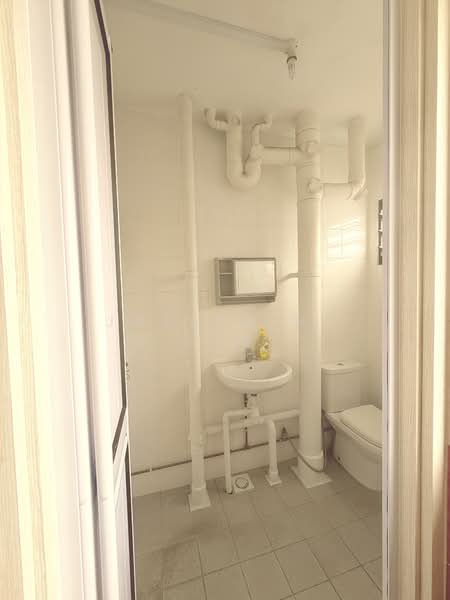 273 Yishun Street 22 HDB Flat For Sale at S$ 538,000 | PropertyGuru Singapore - Common Bathroom