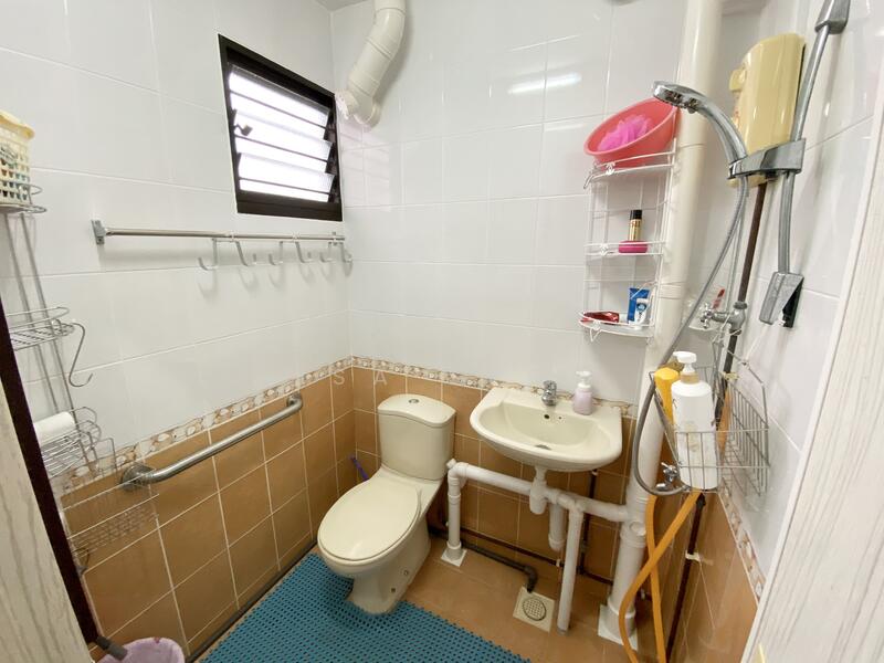 524 Ang Mo Kio Avenue 5, 524 Ang Mo Kio Avenue 5, 2 Bedrooms, 721 sqft, HDB Flat For Rent, by Lisa Seow, 60186551 - Bathroom - PropertyGuru.com.sg
