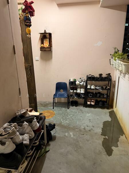 Spacious Recess Area