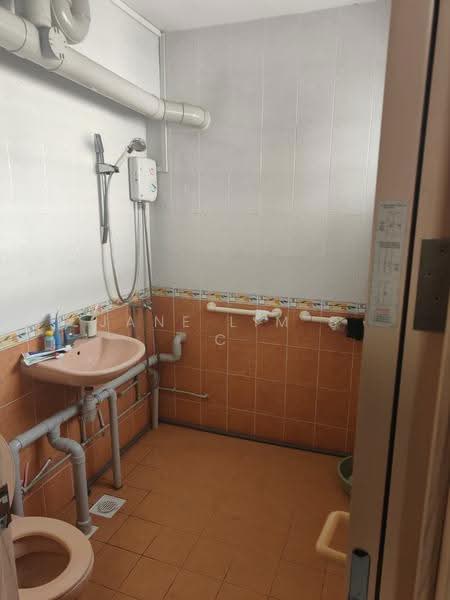 118 Clementi Street 13, 118 Clementi Street 13, Buona Vista / West Coast / Clementi New Town, Room Rental, 180 sqft, HDB Flat For Rent, by Jane Lim S C, 60187230 - Bathroom - PropertyGuru.com.sg