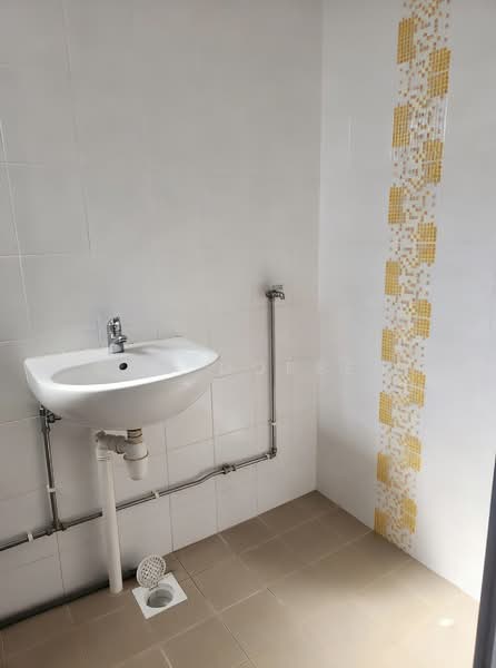 647 Yishun Street 61 HDB Flat For Sale at S$ 515,000 | PropertyGuru Singapore - Bathroom