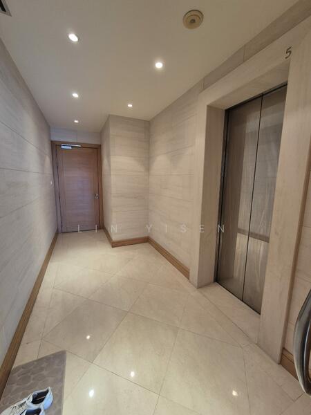 Private Lift Lobby to Unit