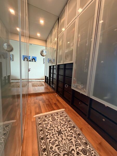 Plenty of storage in wall-in wardrobe